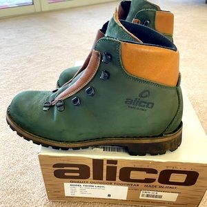 Adorable Alico hiking boots. Size 8. Green